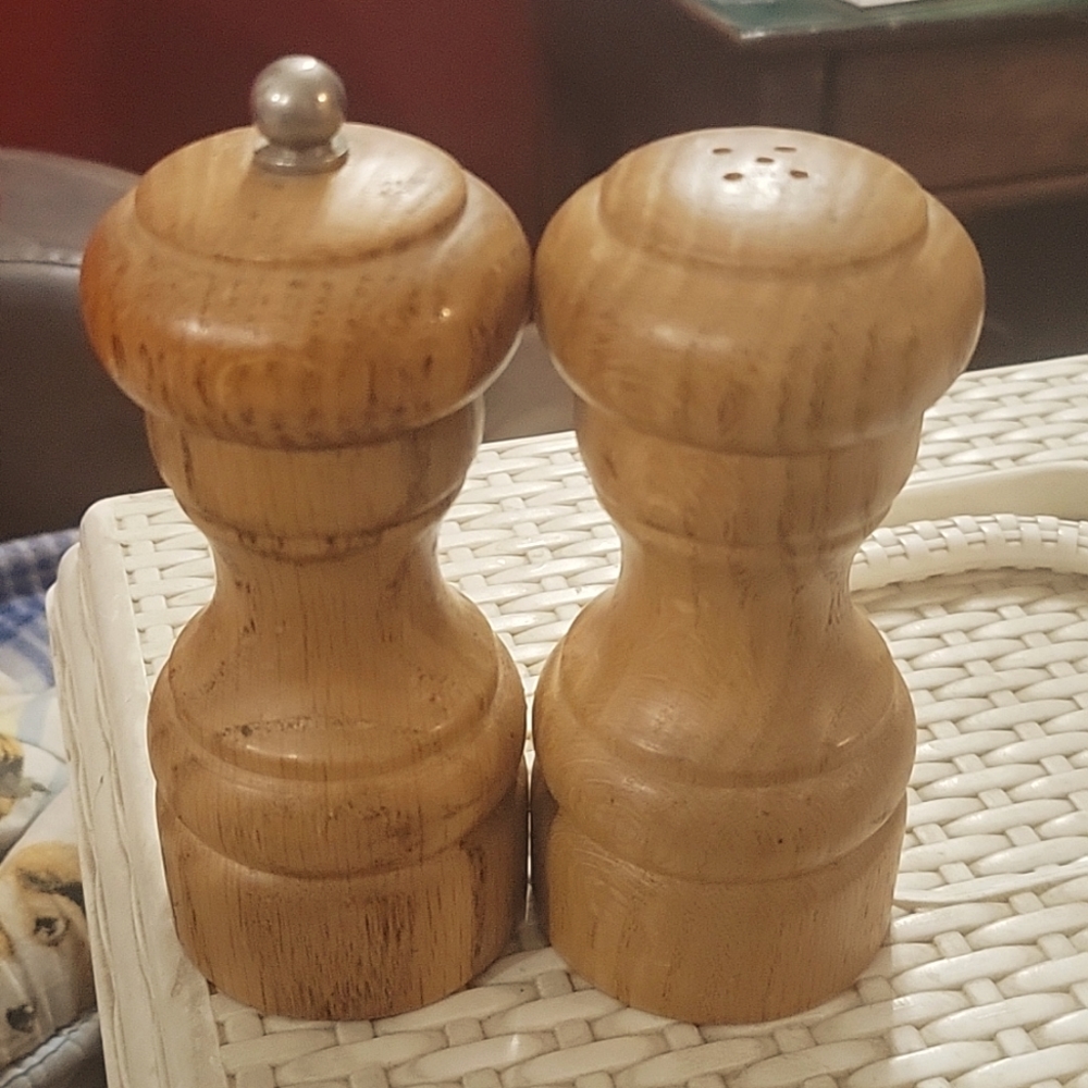 5" Oak salt shaker & pepper grinder